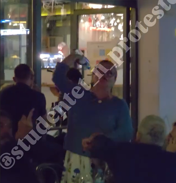 Protestuesit kapin  mat  Bledi Çuçin  gruaja e tij Delina Fico i godet me shishe