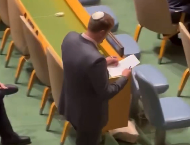 Delegatët braktisën fjalimin e Netanyahut, zyrtari izraelit i shënon një për një