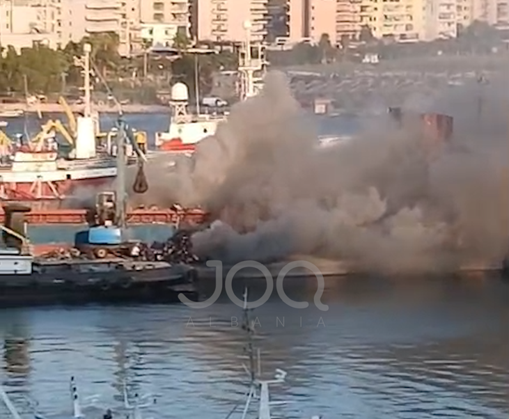 Përfshihet nga flakët një anije në portin e Shëngjinit