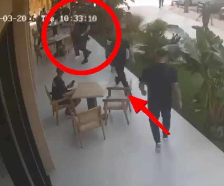 Të armatosur, momenti kur shoqëruesit e Muçës hyjnë në resortin e Bedinajt
