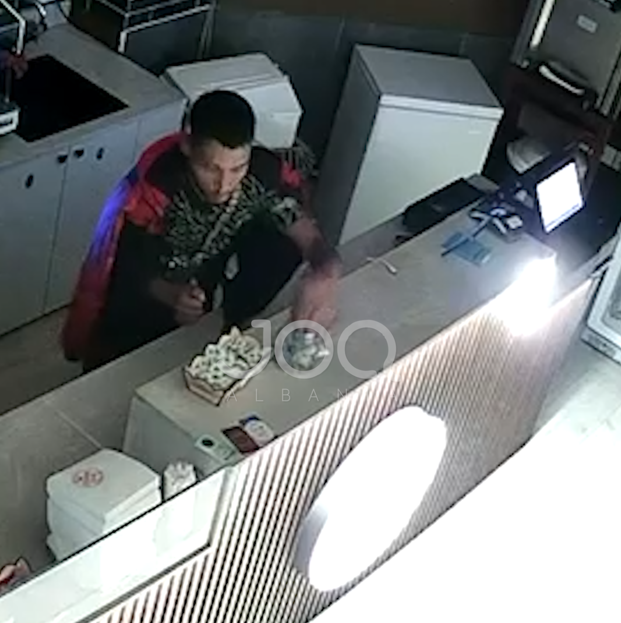 I riu filmohet duke vjedhur në lokal  Mori lekët te kasa dhe një tablet 