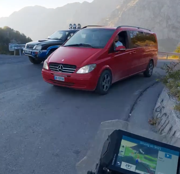 Parakalim pa fushëpamje në kthesë, makina i del përpara turistit me motor në Theth