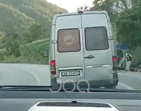 “Tabela 80 km/h, furgoni ecën me 40 km/h dhe krijon trafik”