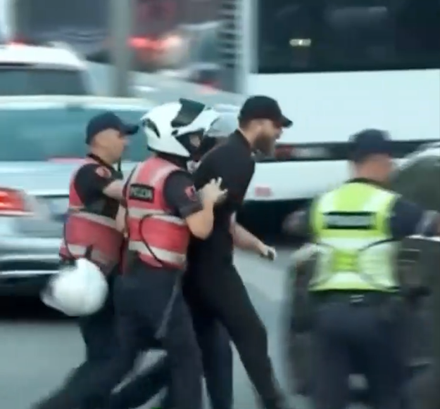Tensione pranë ministrisë së Brendshme, policia shoqëron dy protestues
