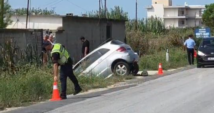 Makina del nga rruga dhe përfundon në kanal, plagoset shoferja 27-vjeçare