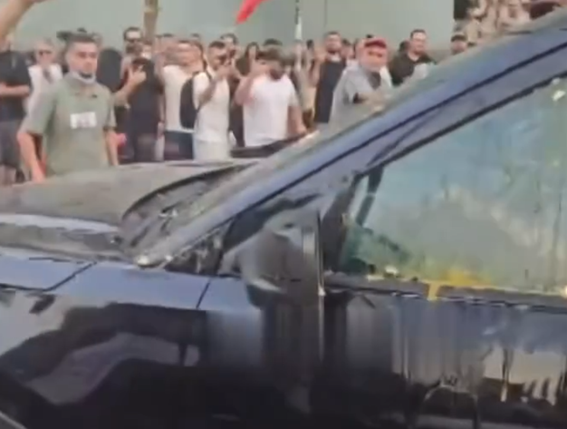 Protestuesit “bombardojnë” me vezë makinën e deputetes PS-së