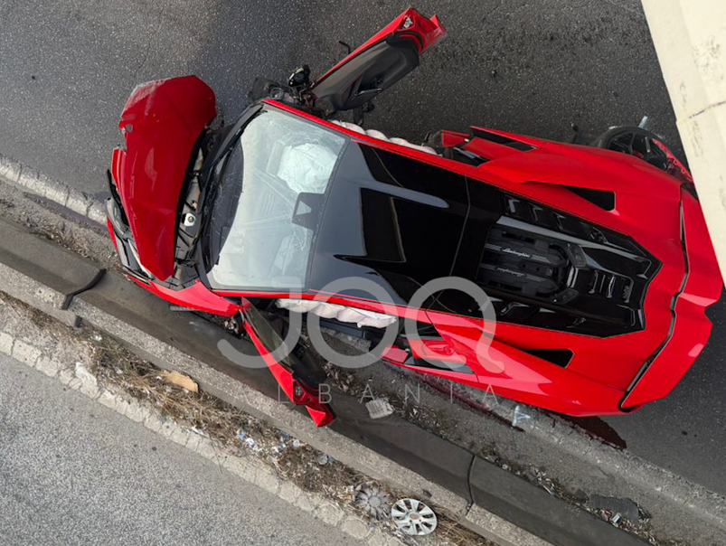 Tre makina përplasen në autostradën Tiranë-Durrës, mes tyre edhe një makinë luksoze