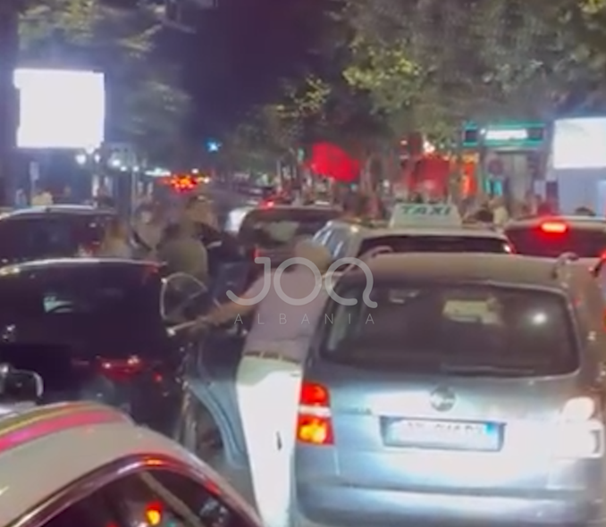 Dita e 102-të e protestës, qytetarët bllokojnë rrugët: Fikini makinat!