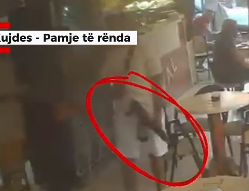 Dalin pamjet, polici pa uniformë futet me kallash në dorë brenda në lokal