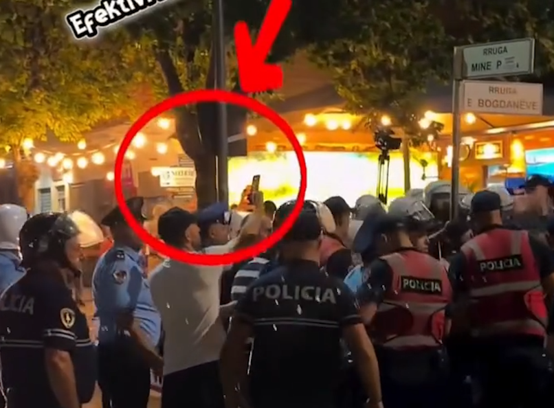Momenti kur polici tenton t i marrë telefonin qytetarit që po filmonte  më pas e shoqërojnë