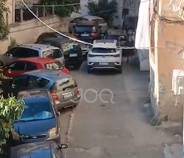 “Makinat e braktisura na kanë zënë parkimet, policia nuk merr masa! Na ka mbetur t’u vëmë flakën”