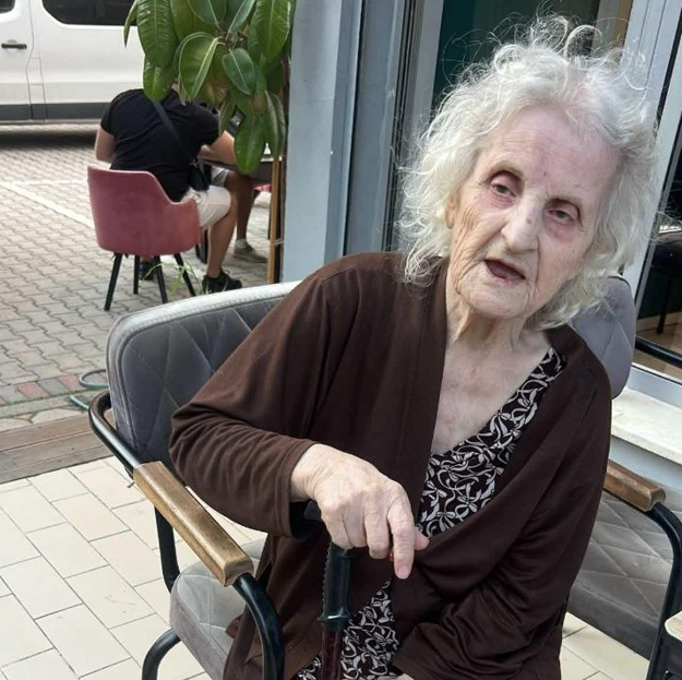 E moshuara gjendet e vetme në Tiranë, kërkon vëllain e saj