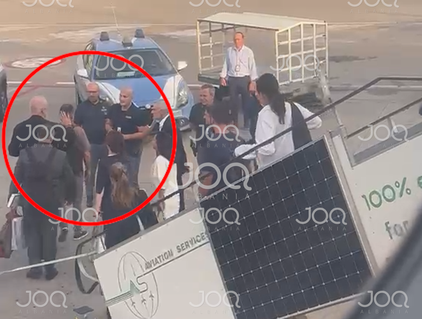 Rama kap për qafe dhe i dorëzon policisë italiane “kriminelin” që e shau te shkallët e avionit