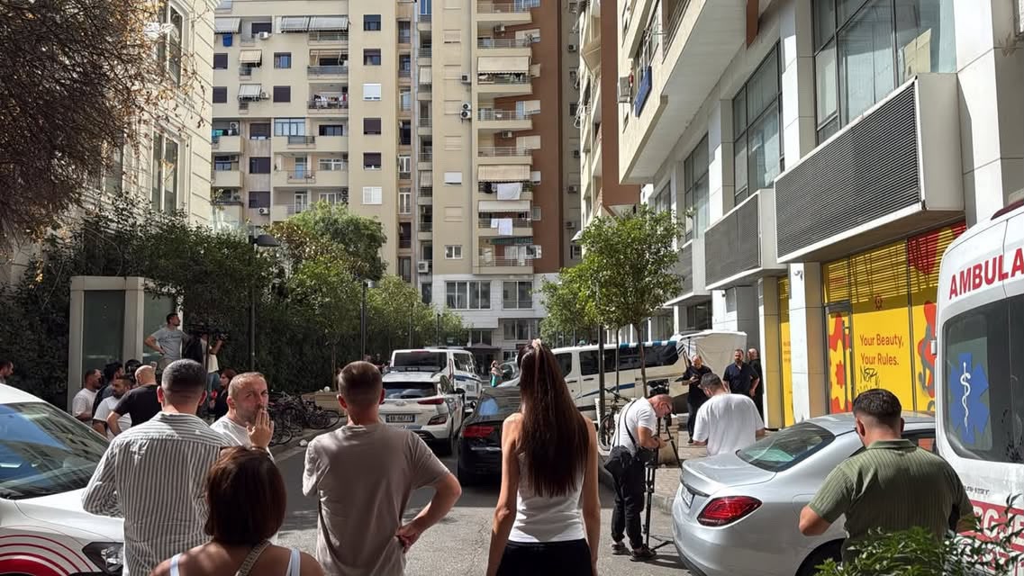 Burri në Tiranë vret me thikë gruan e tij në sy të nipit 14-vjeçar