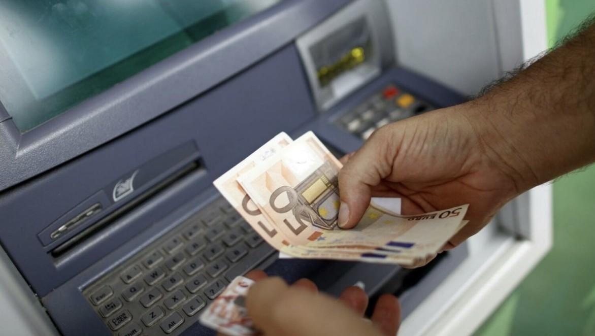 Gati gjysma e shqiptarëve mezi mbyllin muajin, vetëm Kosova me pagë më të ulët në rajon