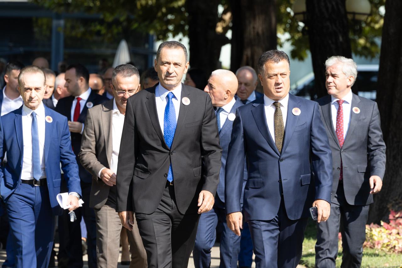 Berisha që iu dha naftë serbëve në 1995  vesh të tijtë me emblemën e UÇK së