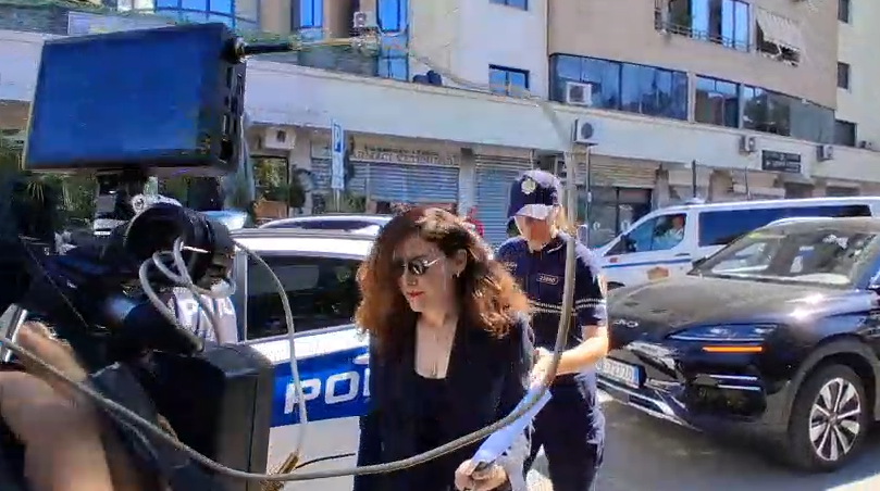 Vlora Hyseni kapet me gazetaren  Klodi si kalon ti me agjentët serb