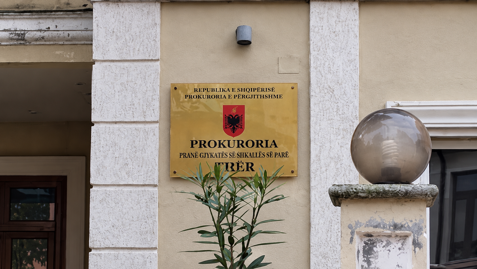 Tjetërsuan 1143 hektarë tokë në Fier, pranga ndërtuesit dhe dy ish-drejtorëve të Kadastrës!