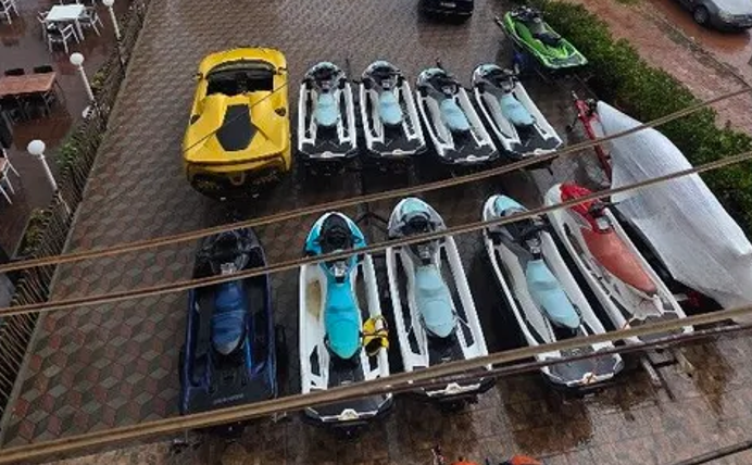 Shëngjinasit e pallatit  Boga   Na kanë zënë hapësirën e përbashkët me motorë uji 