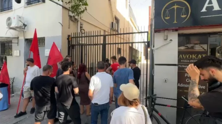 Protestë te Komisariati nr  3 në Tiranë  Lironi shqipet