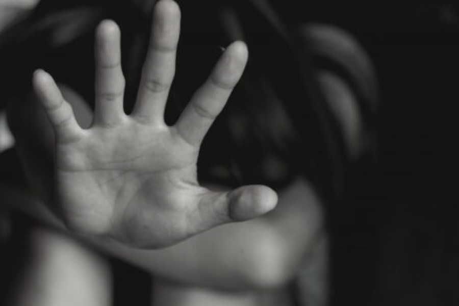 Dyshohet se dhunoi një shtetase të huaj, arrestohet një burrë në Gjakovë
