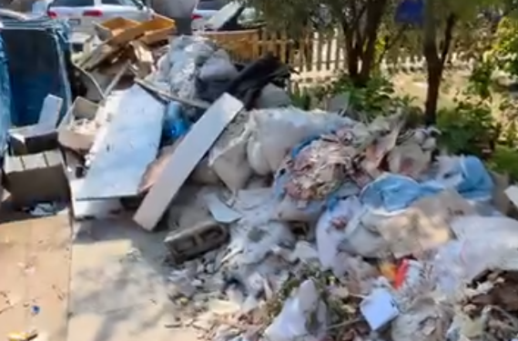 Plehrat prej ditësh pa u pastruar në Tiranë, burim infeksioni