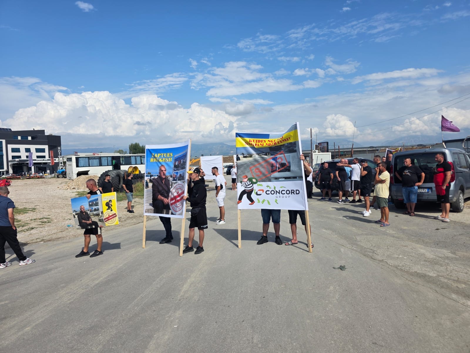  Hajdut i pronave   banorët e Kasharit protestojnë kundër Dulakut dhe zaptimit të rrugës