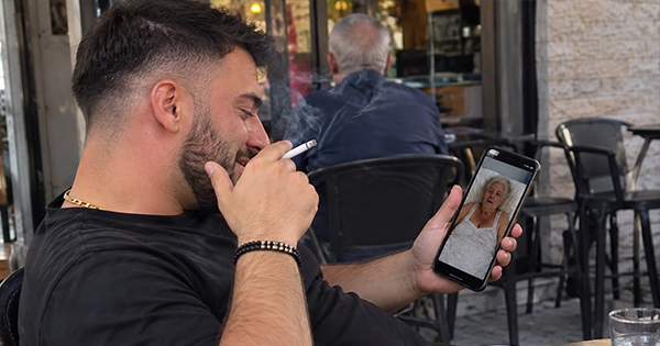 Studimi: Njerëzit që pëlqejnë të shohin materiale +18 me gra të moshuara vuajnë nga gerontofilia