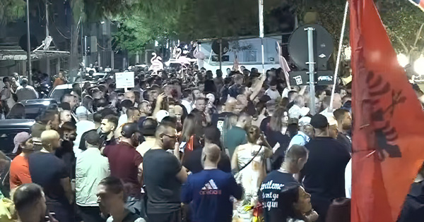 Protestuesit rrethojnë Komisariatin Nr. 1: “Arrestoni Edi Ramën, lironi qytetarët!”