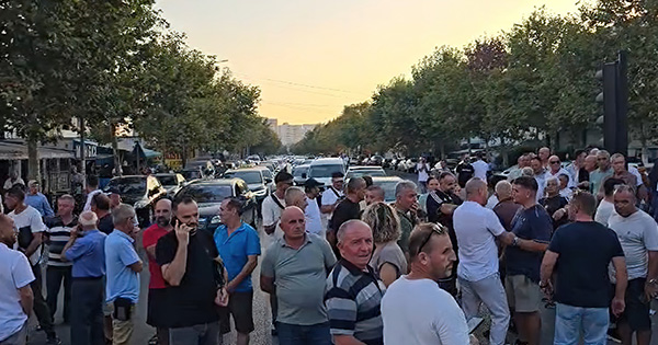 Protestë në “Ish-Kënetë”: Banorët bllokojnë rrugën për përmbytjet