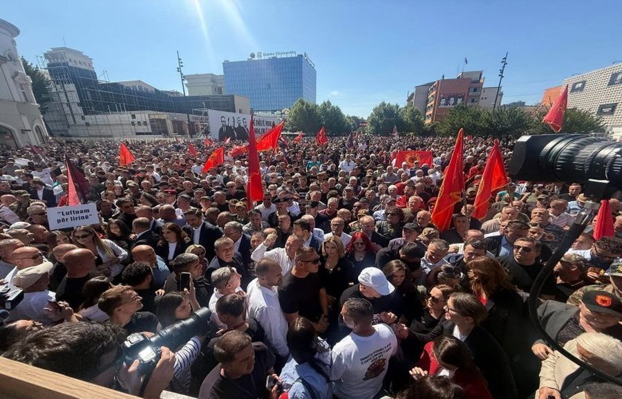 Mijëra qytetarë protestojnë në Prishtinë kundër vendimit të Speciales për ish-krerët e UÇK-së