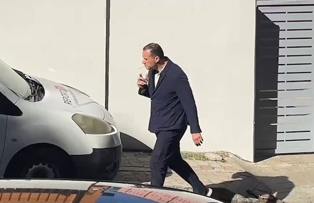 Ilir Proda bëhet për cigare pas daljes nga SPAK