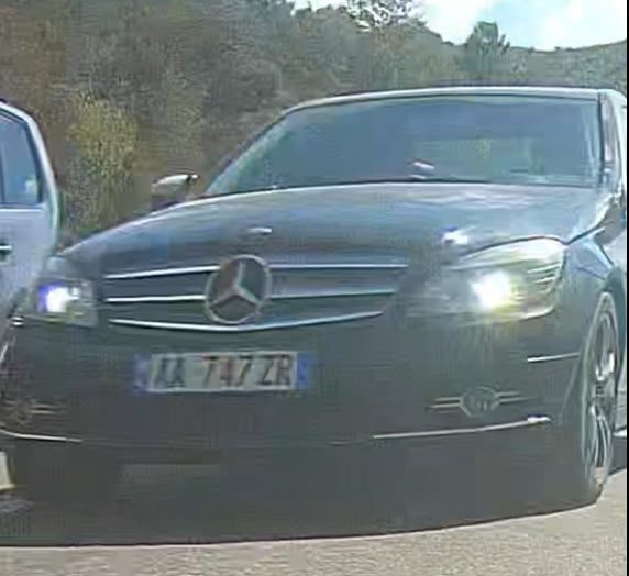 “Kamikazi në Milot”/ Manovër e rrezikshme në parakalim, makina i del përpara motorit