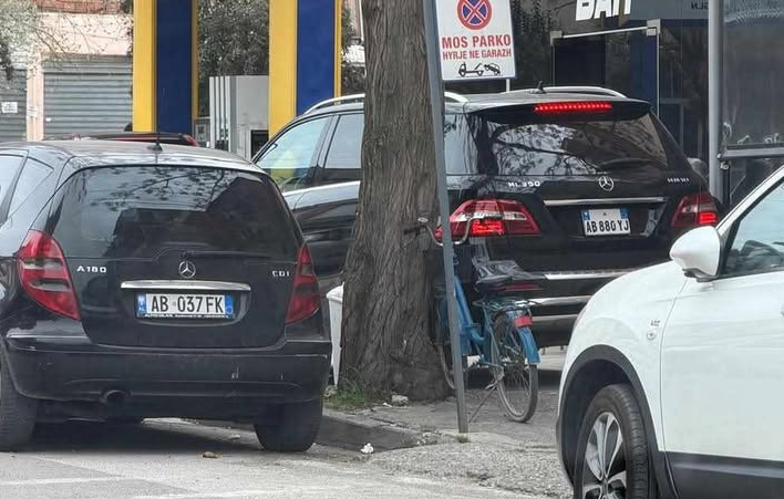 Trotuaret të bllokuara në Lushnje, qytetari: Këmbësorët rrezikojnë jetën