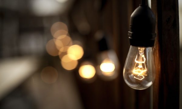 KEDS njofton: Këto zona mbesin pa rrymë të premten, ja oraret e ndërprerjeve