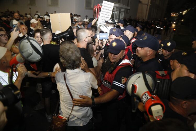 ‘Bllokuan’ në zyrë Edi Ramën, 14 protestuesit e arrestuar
