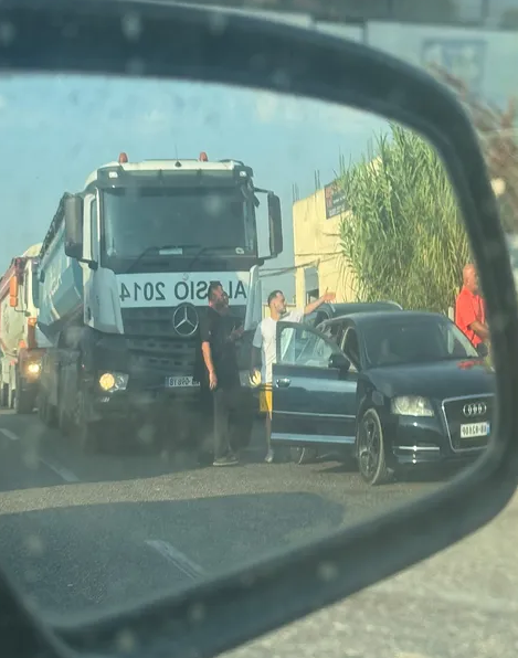 “Drejtuesi i “Audit” përplas kamionin dhe më pas dhunon shoferin”