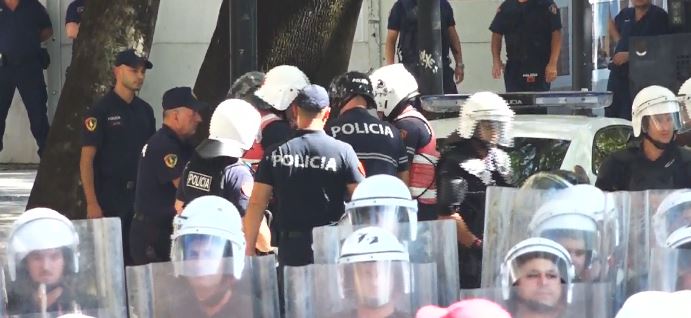 Tensionet te ministria e Brendshme, shoqërohet një protestues