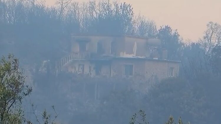Zjarri masiv në Himarë/ 6 banesa të djegura, janë evakuuar 36 persona