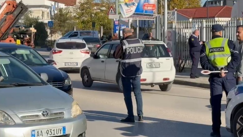 Makina përplas të moshuarën fierake në anë të rrugës