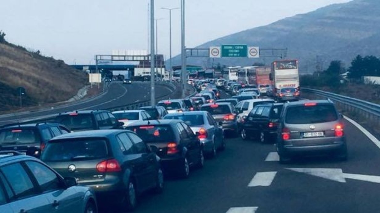 Rikthehen kontrollet në kufirin Shqipëri-Kosovë, kolona në Morinë