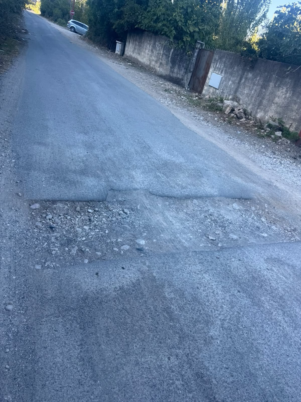 “Na rrezikohet jeta përditë”/ Banori denoncon rrugën e dëmtuar pranë kampit në Gjadër