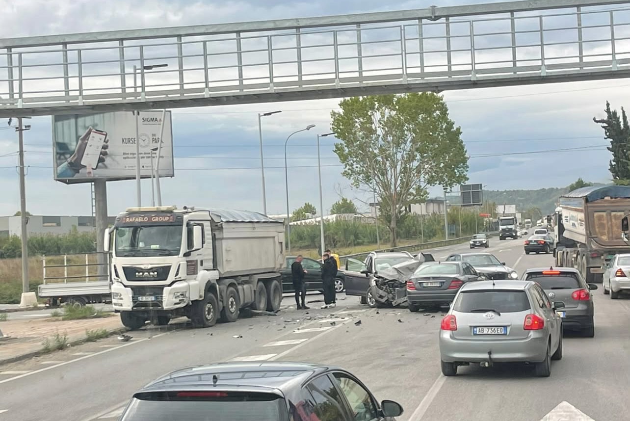 Aksident i rëndë në rrugën e Rinasit, disa makina të përplasura në kryqëzim