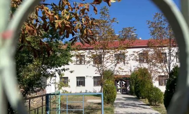 Helmimi i fëmijëve në kopshtin nr 2 në Korçë, prindi: Enët do kenë qenë të palara