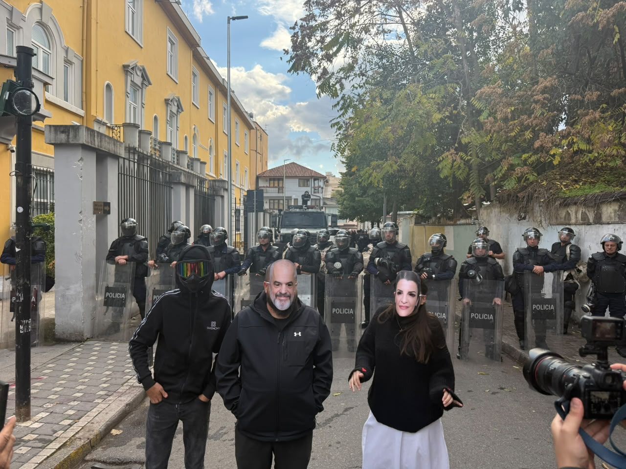 Të rinjtë protestues maskohen si Belinda Balluku dhe Edi Rama