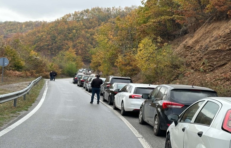 Kolona të gjata në kufi! Shqiptarët nga Kosova nisen drejt Luginës së Preshevës për të votuar