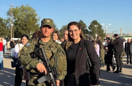 Nipi i Rexhep Selimit betohet ushtar i FSK-së, shkëlqen gjatë trajnimit
