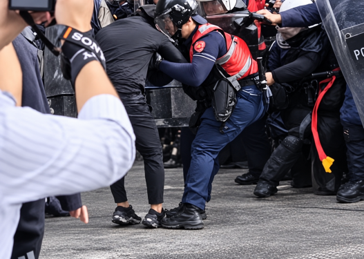 Protesta para Kuvendit, shoqërohen 8 persona në komisariatin Nr.1