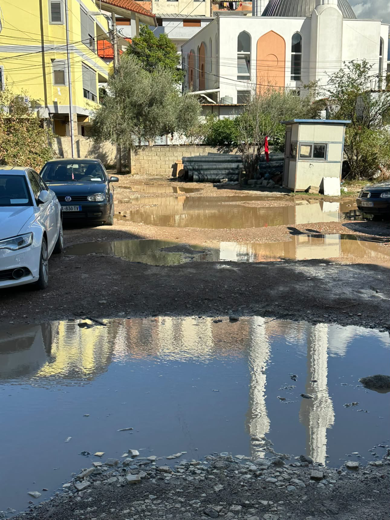 Rrugë e amortizuar dhe e harruar nga bashkia në zemër të Tiranës 