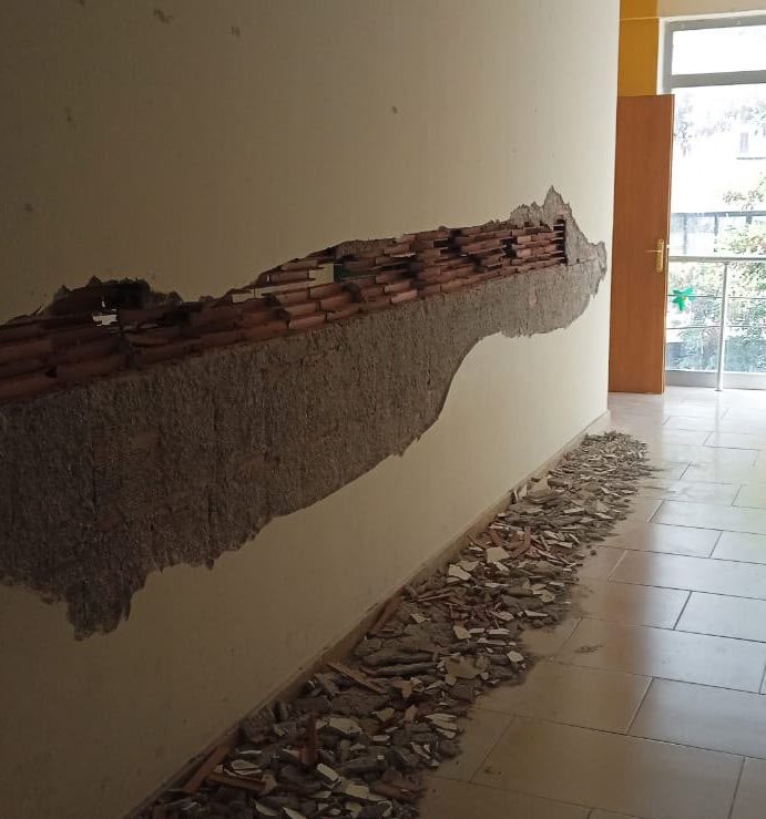 “Po bien muret aty ku mësojnë 900 nxënës”/ Prindërit ngrenë alarmin për gjendjen e shkollës “17 Shkurti” në Fresk